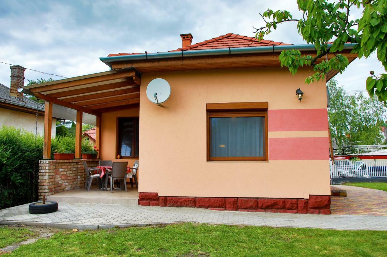 Balaton Apartman Балатонмаріафюрде Екстер'єр фото